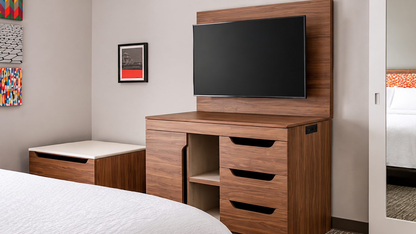 desk in hotel guest room 